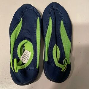 Wave zone aqua water, shoes, boys surfer navy green size 11 great condition